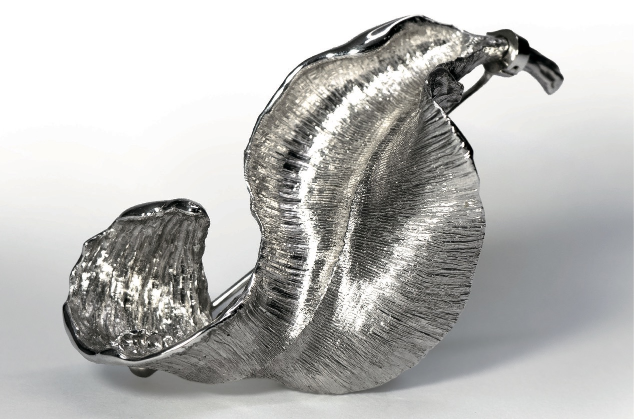 Side profile of the leaf form.